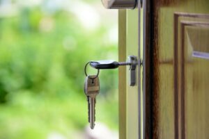 Rechter tikt aannemer op de vingers omdat hij de sloten van woning van klant had vervangen
